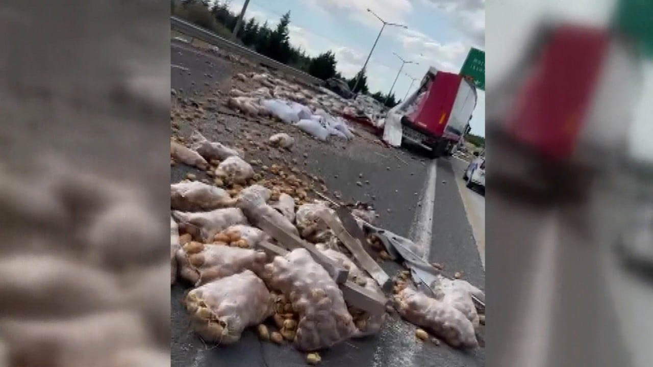 Otoyolda dönüşü kaçıran vurdumduymaz sürücü dehşet saçtı! Ankara'da zincirleme facia: Patates yüklü TIR'lar birbirine girdi, otoyol patates tarlasına döndü!