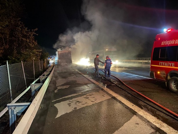 Foto - Otoyolda tır alev alev yandı!