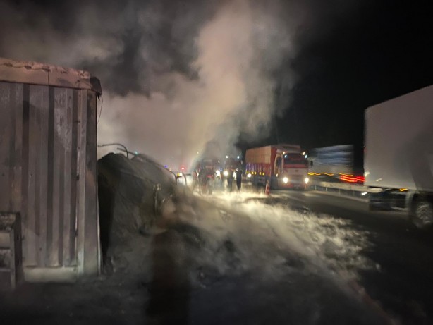 Foto - Otoyolda tır alev alev yandı!