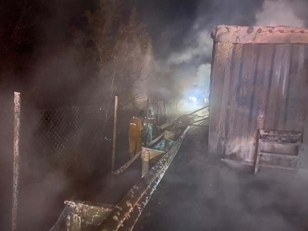 Foto - Otoyolda tır alev alev yandı!