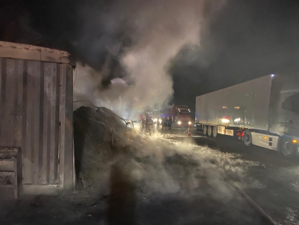 Foto - Otoyolda tır alev alev yandı!