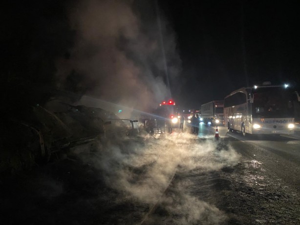 Otoyolda tır alev alev yandı!