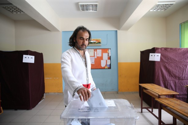 Foto - Oy kullanmaya atla gitti! Şaşırtan hareket... Dikkat çeken haliyle o ilginç görüntü çok konuşuldu