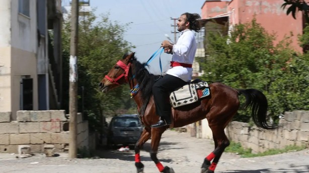 Oy kullanmaya atla gitti! Şaşırtan hareket... Dikkat çeken haliyle o ilginç görüntü çok konuşuldu