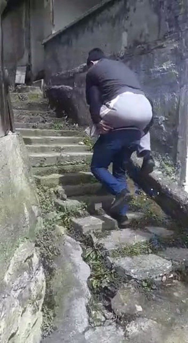 Foto - Oy kullanmaya sağlık görevlisinin sırtında gitti