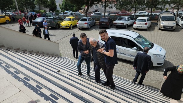 Foto - Oy kullanmaya sağlık görevlisinin sırtında gitti