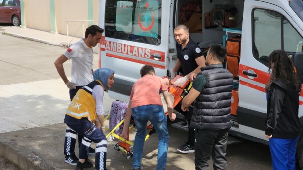 Foto - Oy kullanmaya sağlık görevlisinin sırtında gitti