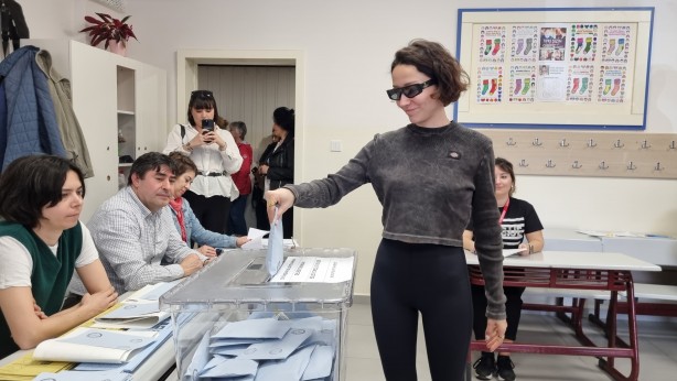 Foto - Oy verme işlemi sırasında Zeynep Bastık'tan tepki çeken hareket