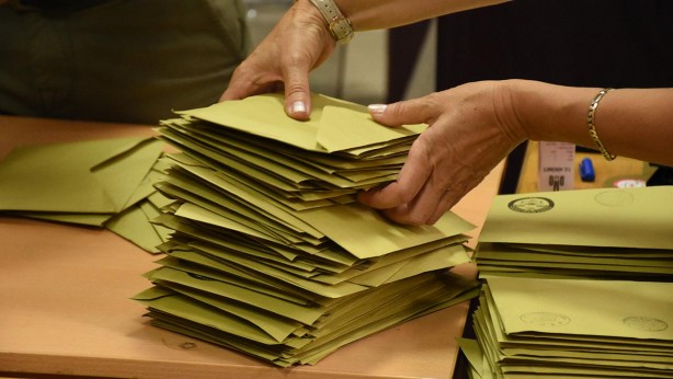 Foto - Oy verme işlemi sırasında Zeynep Bastık'tan tepki çeken hareket