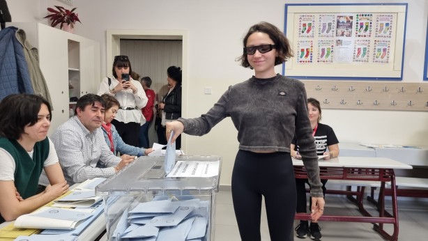 Oy verme işlemi sırasında Zeynep Bastık'tan tepki çeken hareket