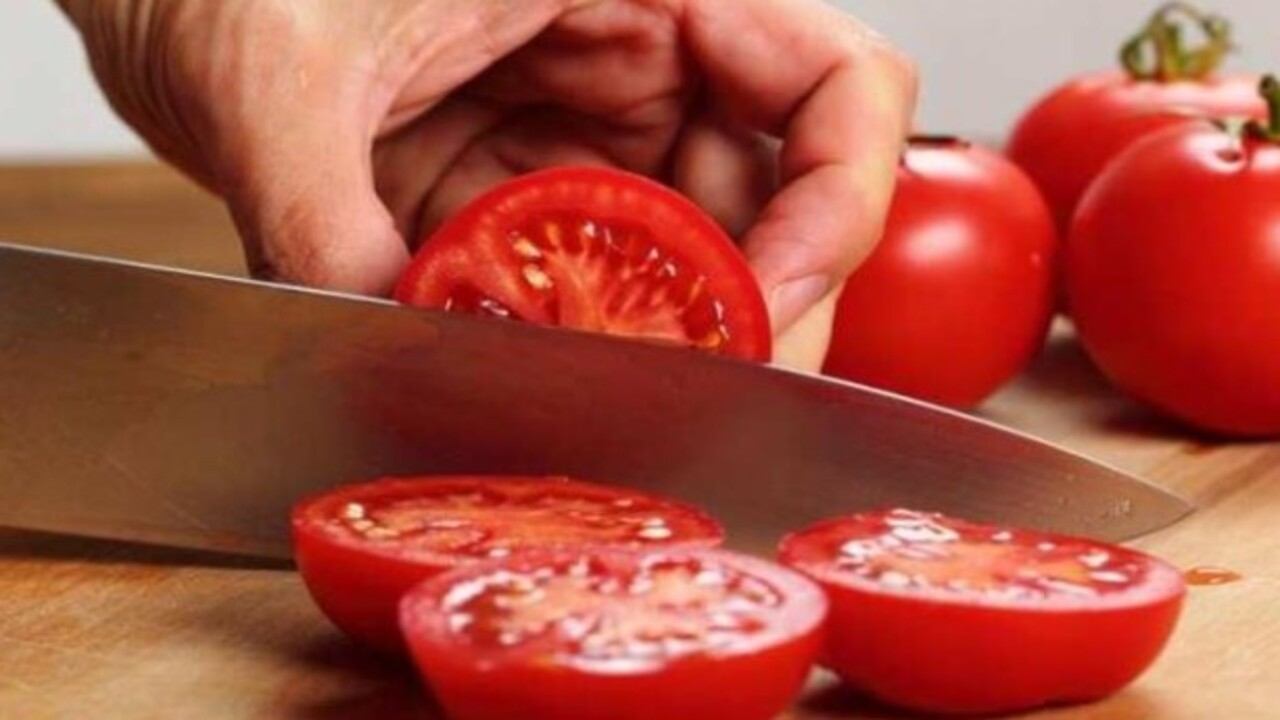 Foto - Öyle bir işe yarıyor ki..! Çürüyen domatesleri sakın çöpe atmayın