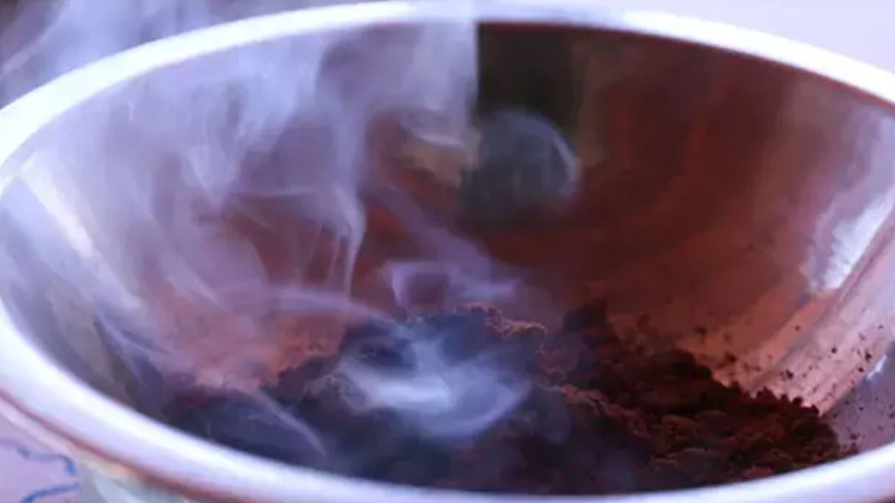 Öyle bir şey yaptı ki: Evde Türk kahvesi yakan yaşadı! Kokusu ferahlık yayar, dumanı böcekleri savar!