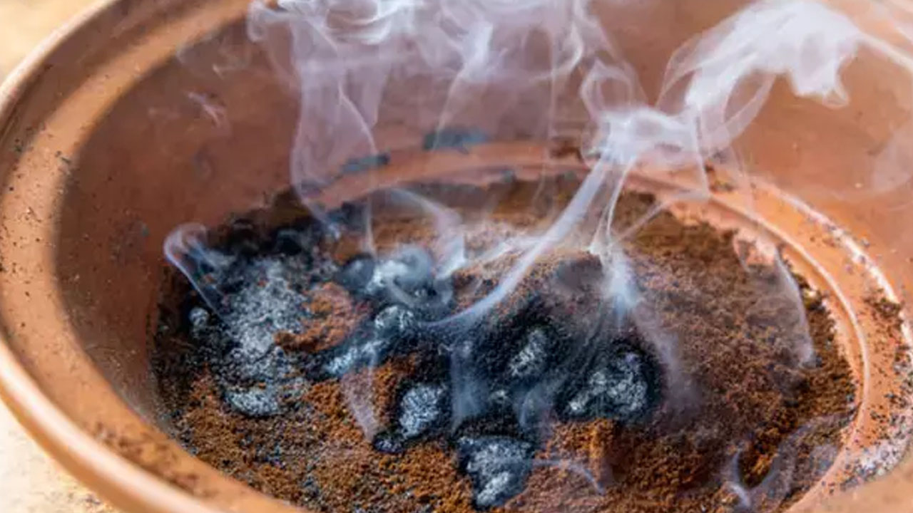 Foto - Öyle bir şey yaptı ki: Evde Türk kahvesi yakan yaşadı! Kokusu ferahlık yayar, dumanı böcekleri savar!