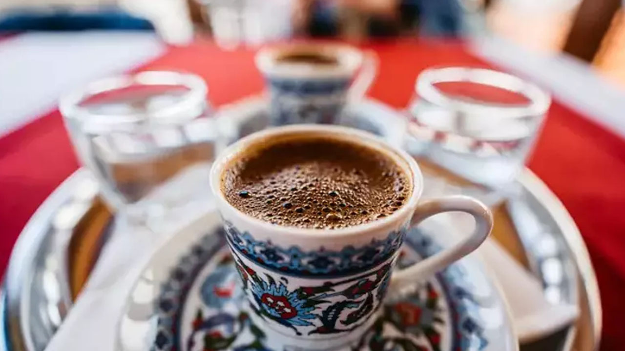 Foto - Öyle bir şey yaptı ki: Evde Türk kahvesi yakan yaşadı! Kokusu ferahlık yayar, dumanı böcekleri savar!