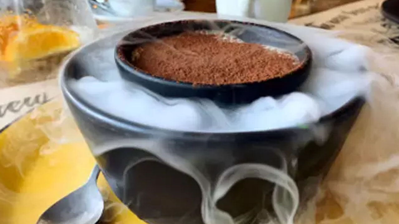 Foto - Öyle bir şey yaptı ki: Evde Türk kahvesi yakan yaşadı! Kokusu ferahlık yayar, dumanı böcekleri savar!