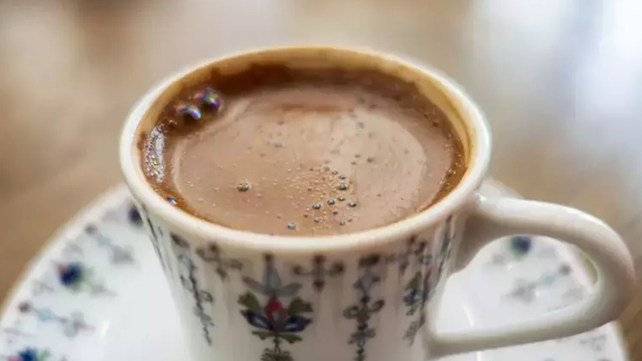 Foto - Öyle bir şey yaptı ki: Evde Türk kahvesi yakan yaşadı! Kokusu ferahlık yayar, dumanı böcekleri savar!