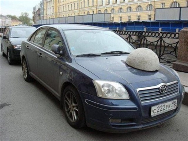 Foto - Öyle yanlış yerlere park ettiler ki!