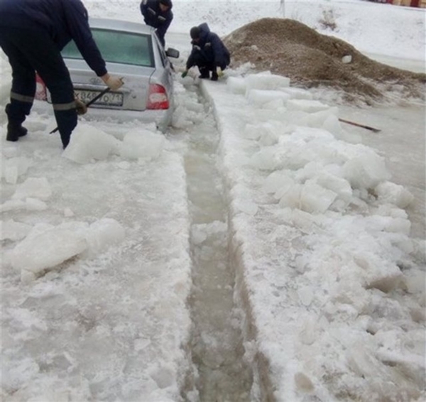 Foto - Öyle yanlış yerlere park ettiler ki!