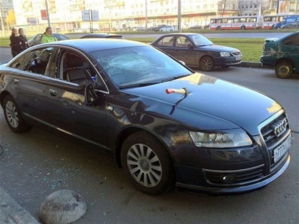 Foto - Öyle yanlış yerlere park ettiler ki!