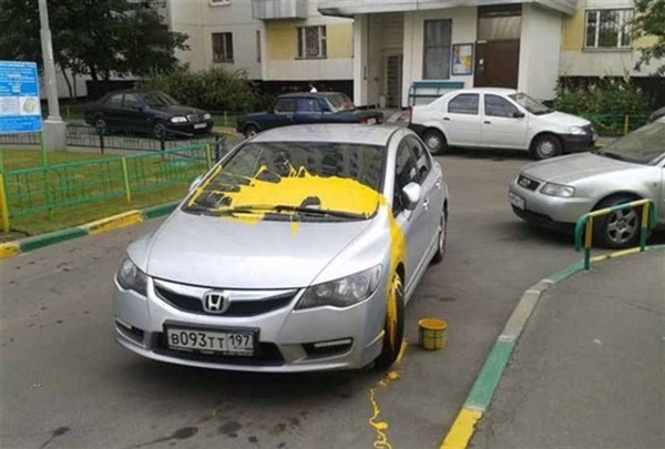 Foto - Öyle yanlış yerlere park ettiler ki!