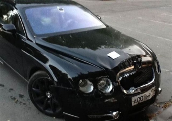 Foto - Öyle yanlış yerlere park ettiler ki!