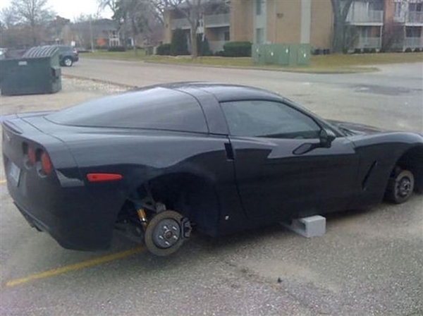 Foto - Öyle yanlış yerlere park ettiler ki!