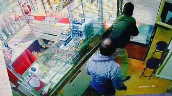 Foto - Oyuncak tabancasıyla kuyumcu soymaya kalktı! Aldığı tek şey dayak oldu