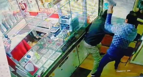 Foto - Oyuncak tabancasıyla kuyumcu soymaya kalktı! Aldığı tek şey dayak oldu