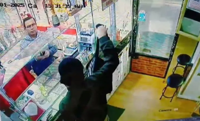 Foto - Oyuncak tabancasıyla kuyumcu soymaya kalktı! Aldığı tek şey dayak oldu