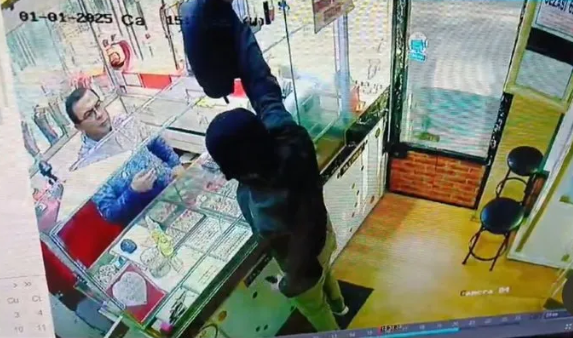 Foto - Oyuncak tabancasıyla kuyumcu soymaya kalktı! Aldığı tek şey dayak oldu