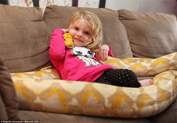 Foto - Oyuncak yerine yılanlarla oynuyorlar!