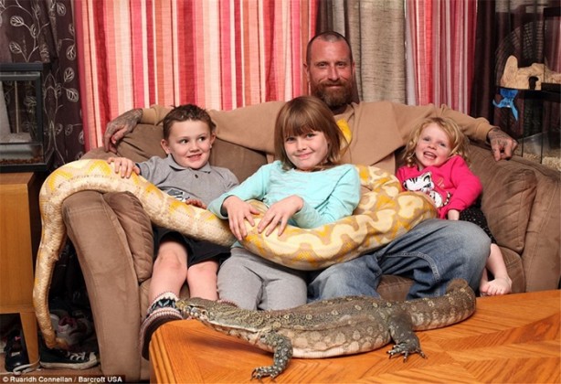 Oyuncak yerine yılanlarla oynuyorlar!