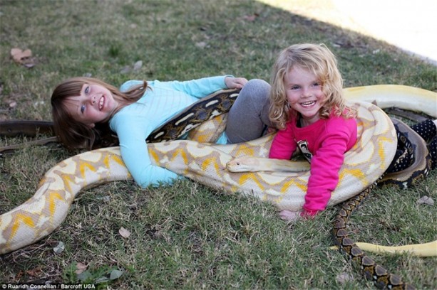 Foto - Oyuncak yerine yılanlarla oynuyorlar!