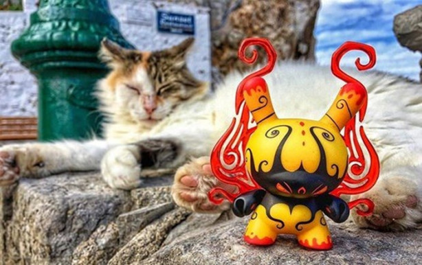 Foto - Oyuncaklarıyla dünyayı geziyor