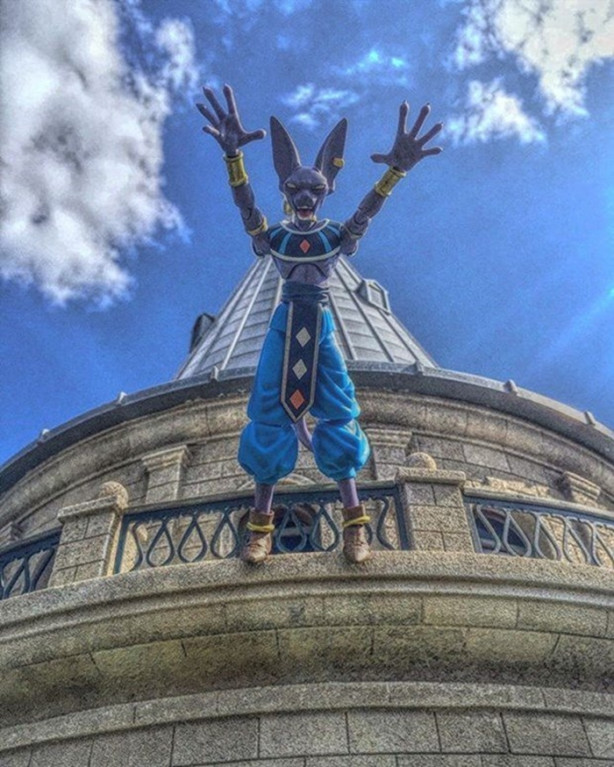 Foto - Oyuncaklarıyla dünyayı geziyor