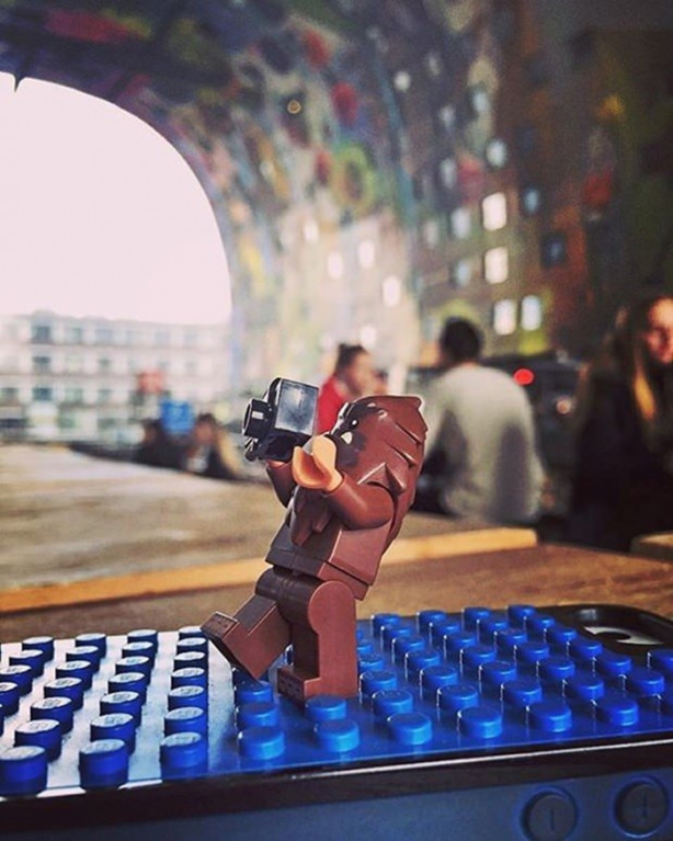 Foto - Oyuncaklarıyla dünyayı geziyor