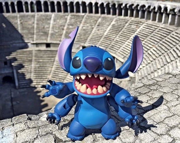 Foto - Oyuncaklarıyla dünyayı geziyor