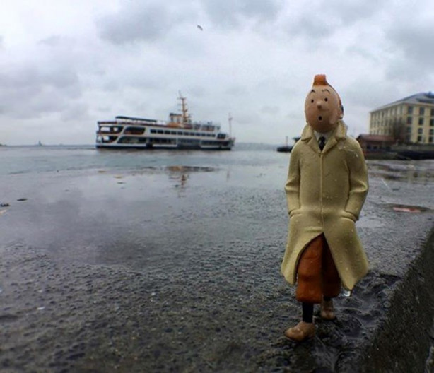 Foto - Oyuncaklarıyla dünyayı geziyor