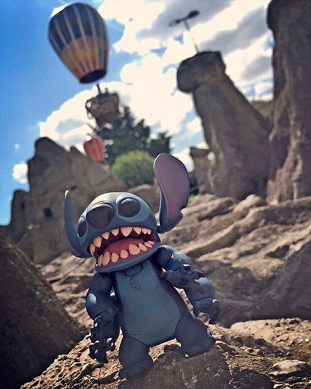 Foto - Oyuncaklarıyla dünyayı geziyor