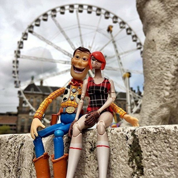 Foto - Oyuncaklarıyla dünyayı geziyor