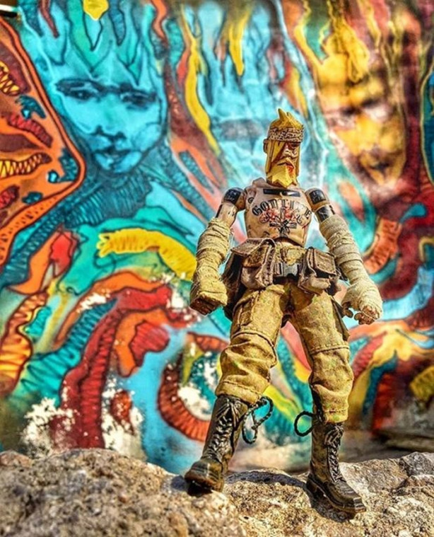 Foto - Oyuncaklarıyla dünyayı geziyor