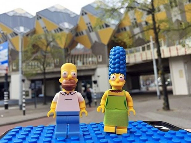 Foto - Oyuncaklarıyla dünyayı geziyor