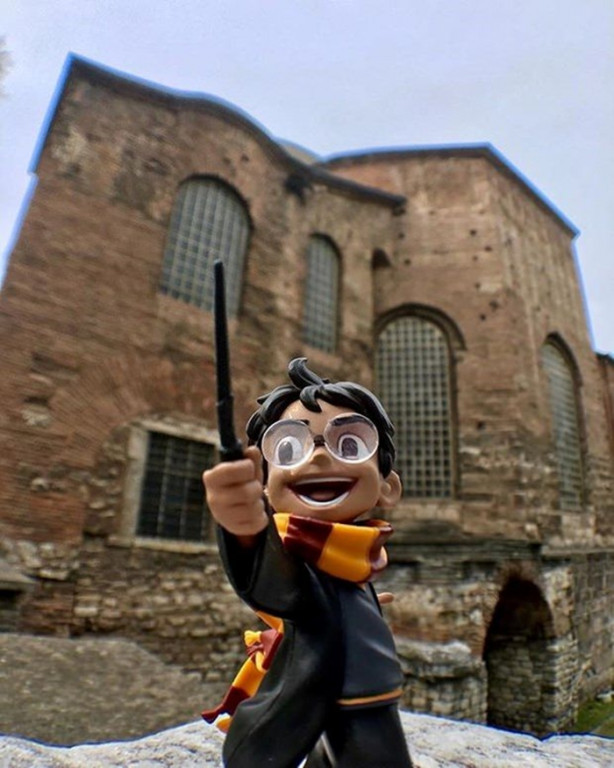 Foto - Oyuncaklarıyla dünyayı geziyor