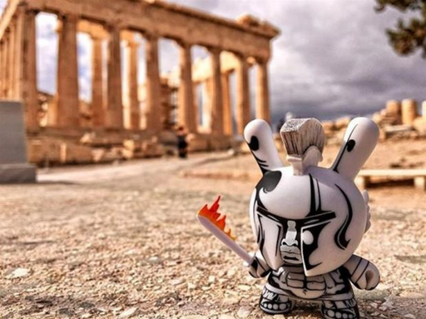  Oyuncaklarıyla dünyayı geziyor