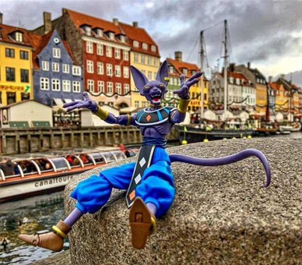 Foto - Oyuncaklarıyla dünyayı geziyor