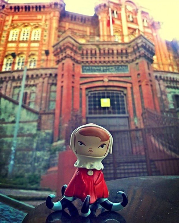 Foto - Oyuncaklarıyla dünyayı geziyor