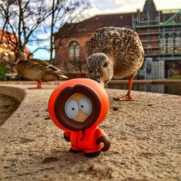 Foto - Oyuncaklarıyla dünyayı geziyor