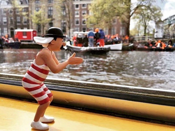 Foto - Oyuncaklarıyla dünyayı geziyor