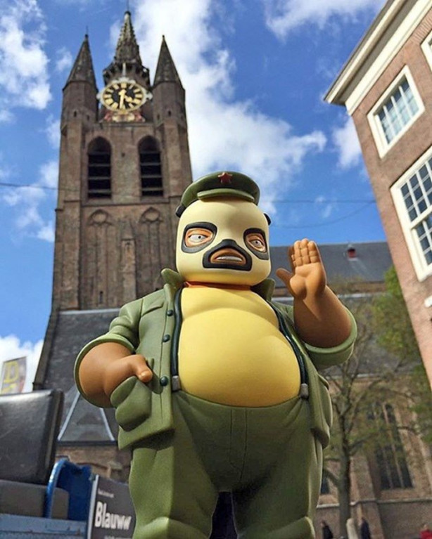 Foto - Oyuncaklarıyla dünyayı geziyor