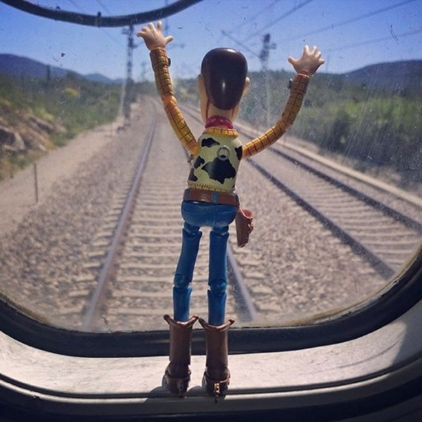 Foto - Oyuncaklarıyla dünyayı geziyor